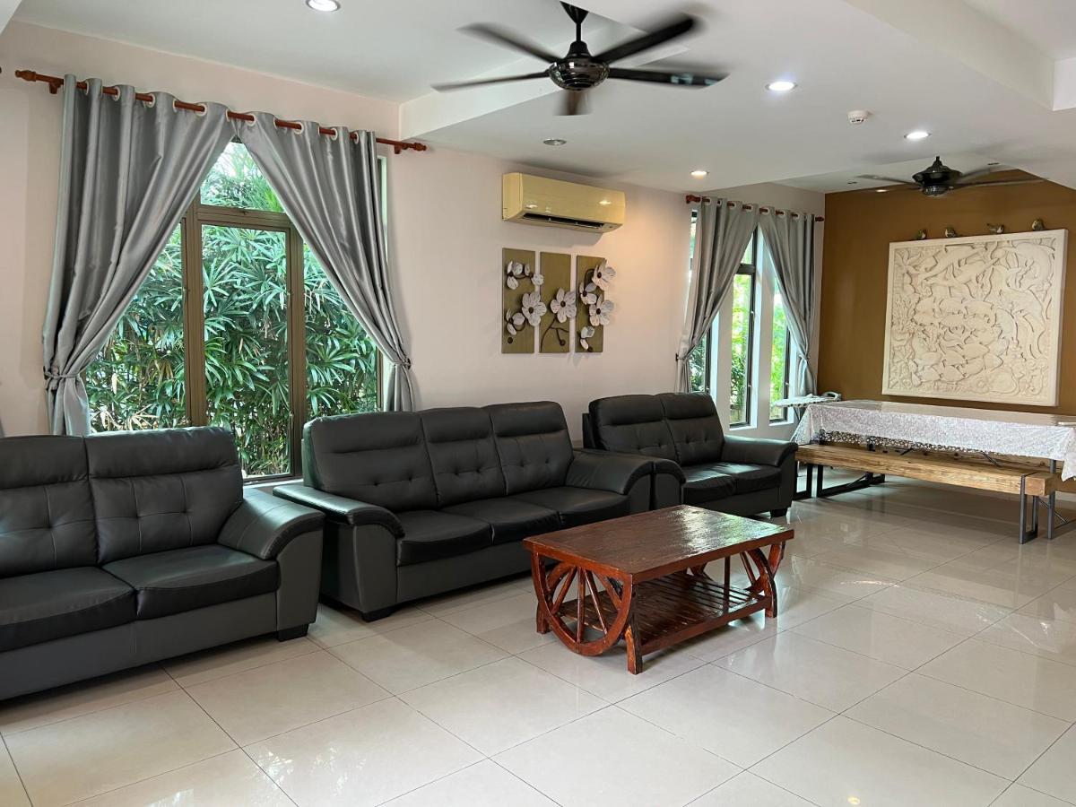 Beachfront With Pool Vila Malacca