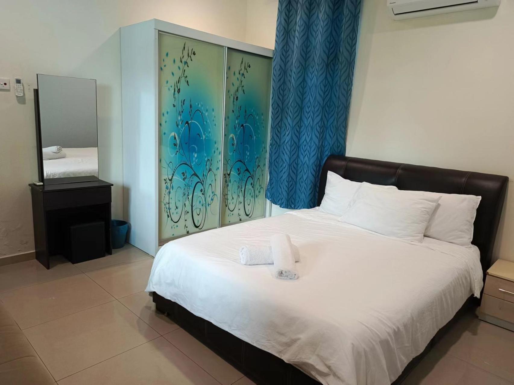 Beachfront With Pool Vila Malacca