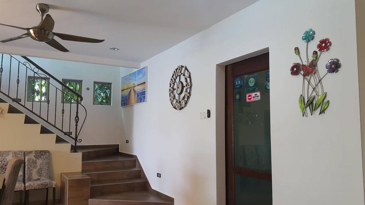Beachfront With Pool Vila *