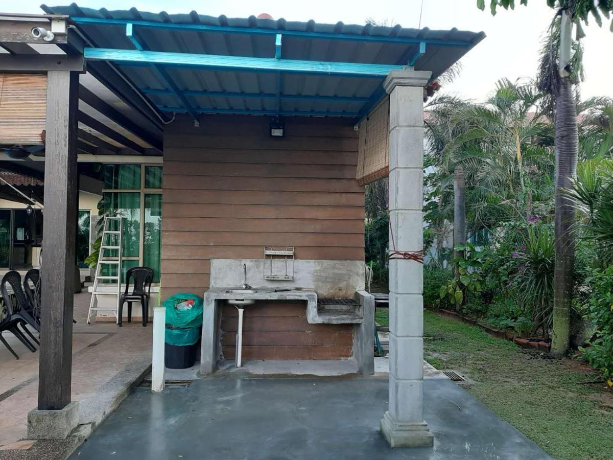 Villa Melaka Beachfront Villa With Pool