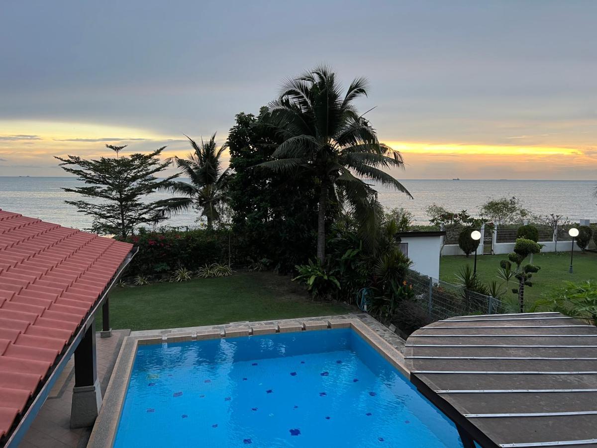 Melaka Beachfront Villa With Pool *