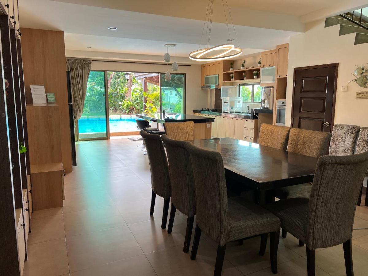 Melaka Beachfront Villa With Pool