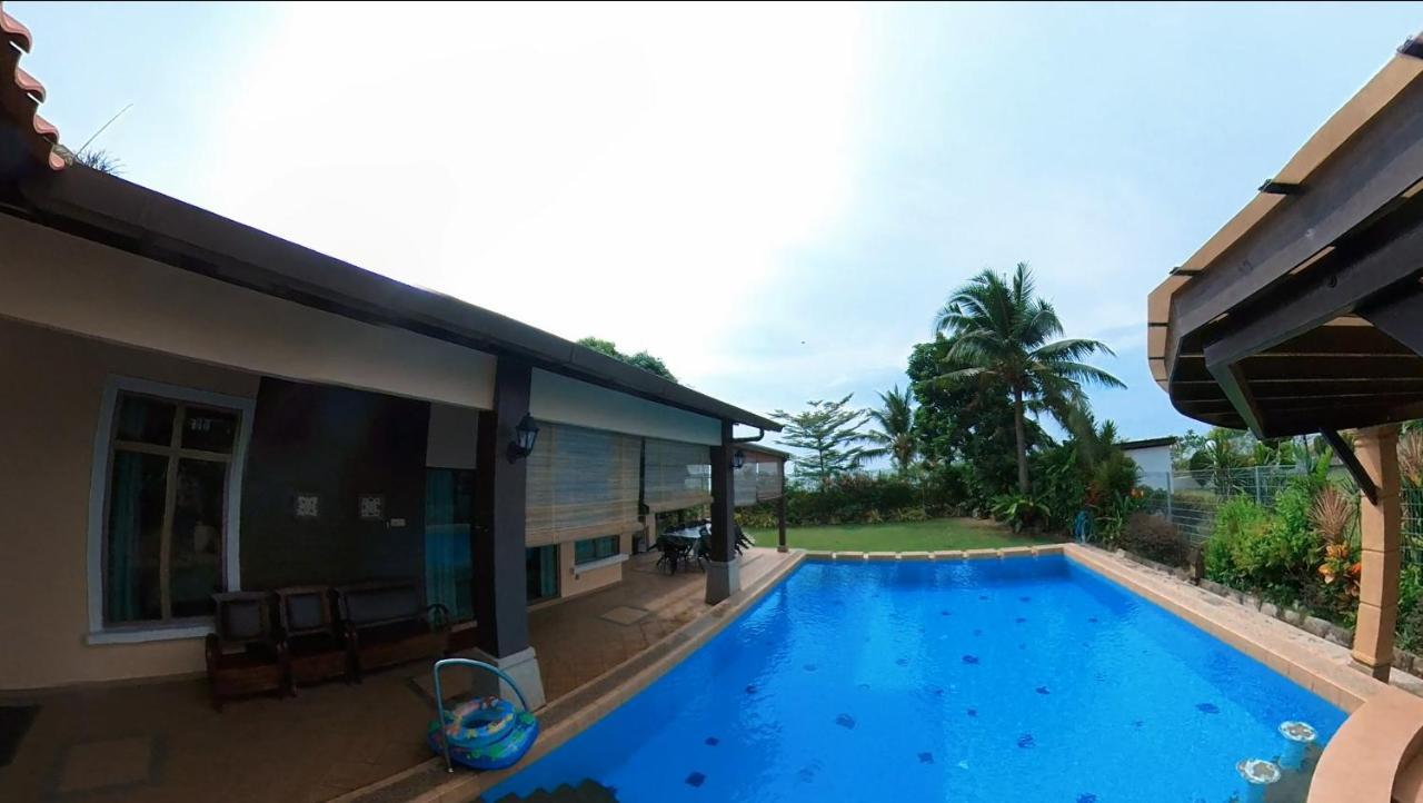 Melaka Beachfront Villa With Pool *