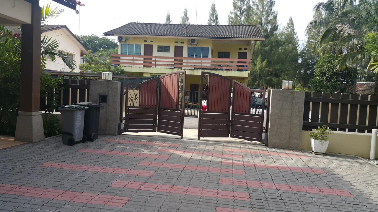 Melaka Beachfront Villa With Pool