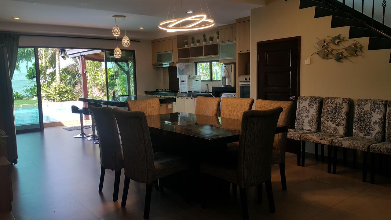 Melaka Beachfront Villa With Pool *