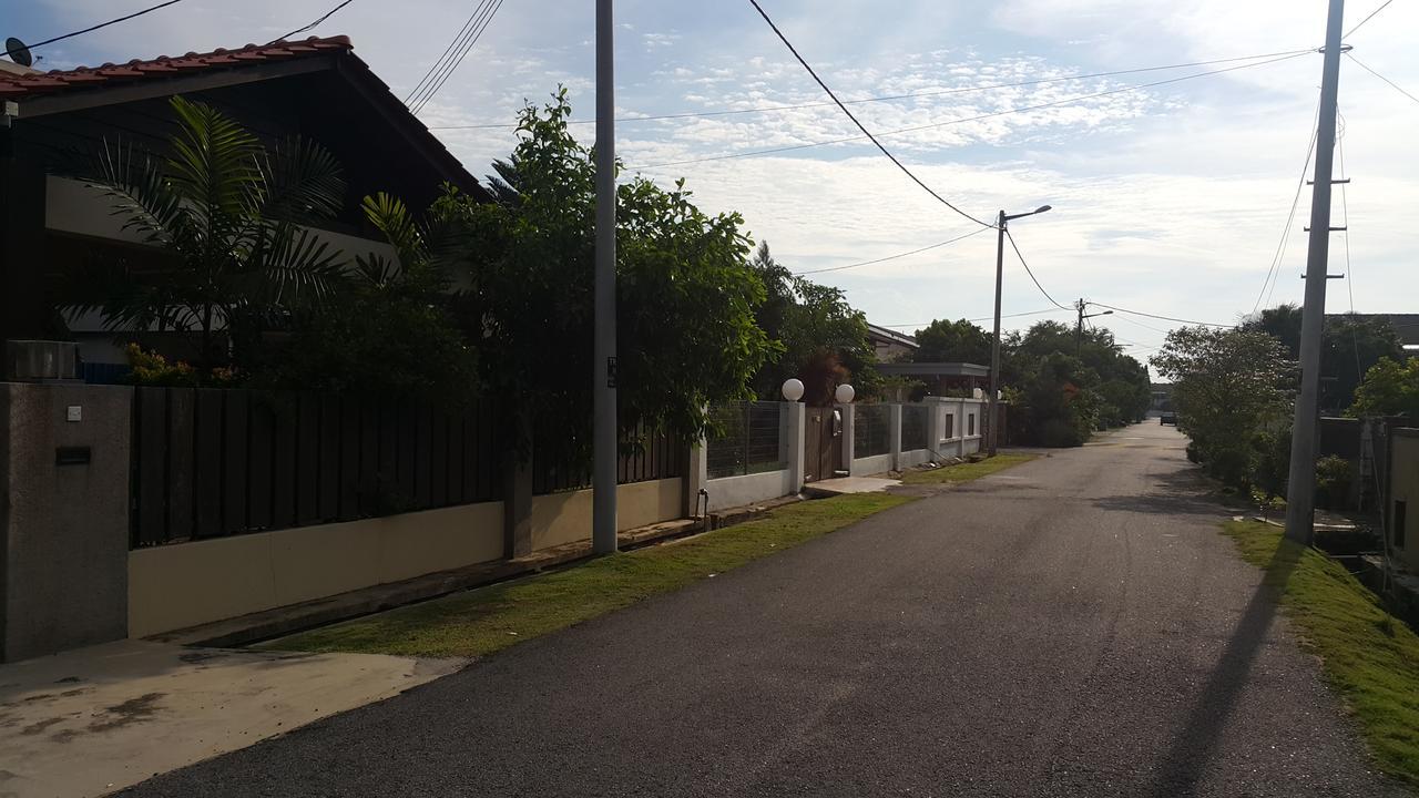 Melaka Beachfront Villa With Pool *
