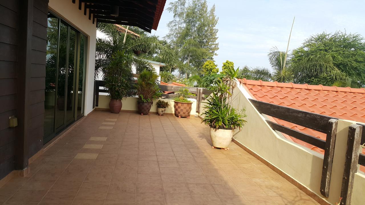 Melaka Beachfront Villa With Pool