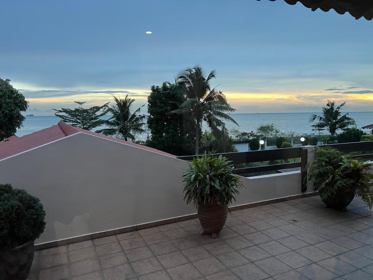 Beachfront With Pool Vila *