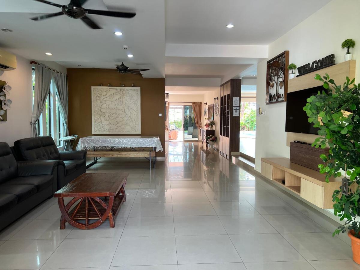 Vila Beachfront With Pool Malacca