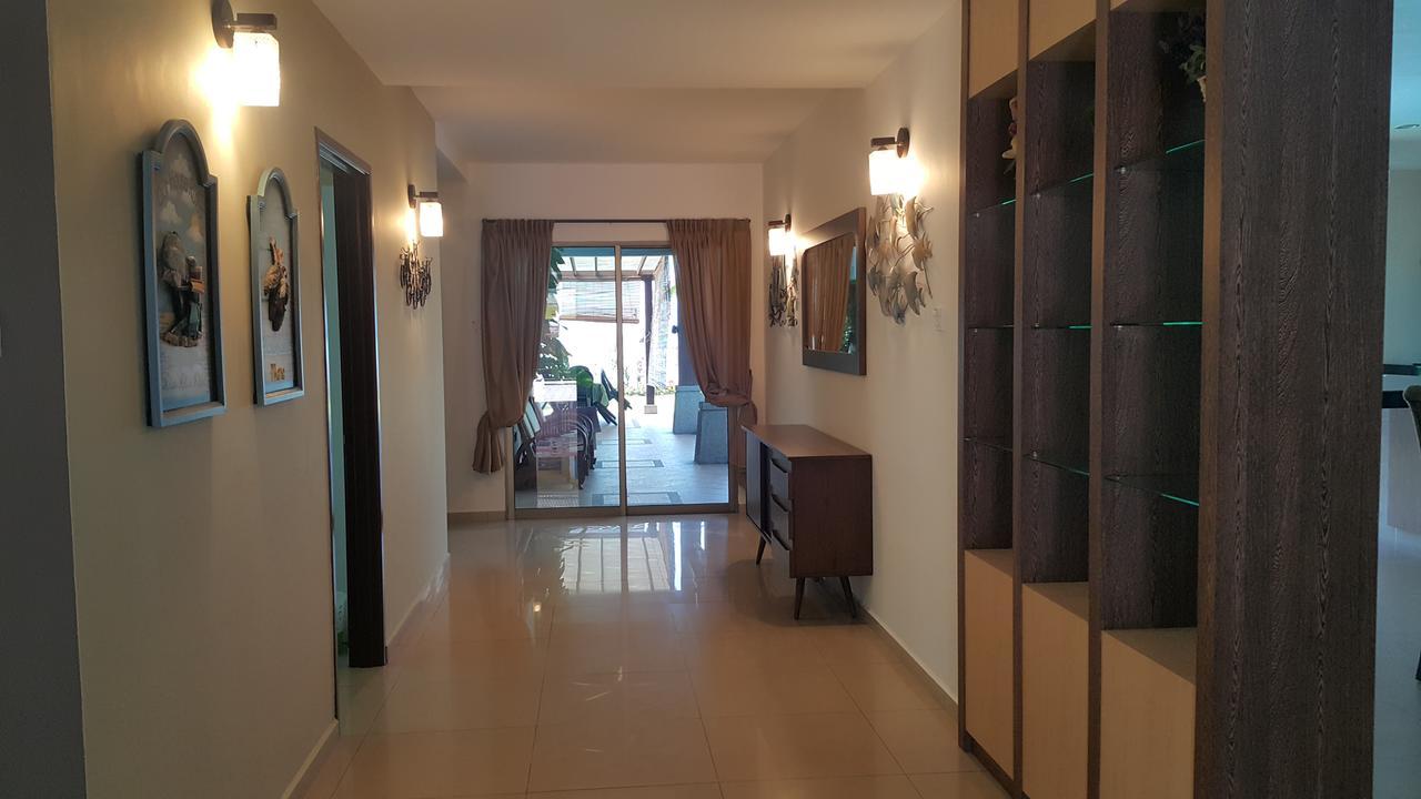 Beachfront With Pool Vila *