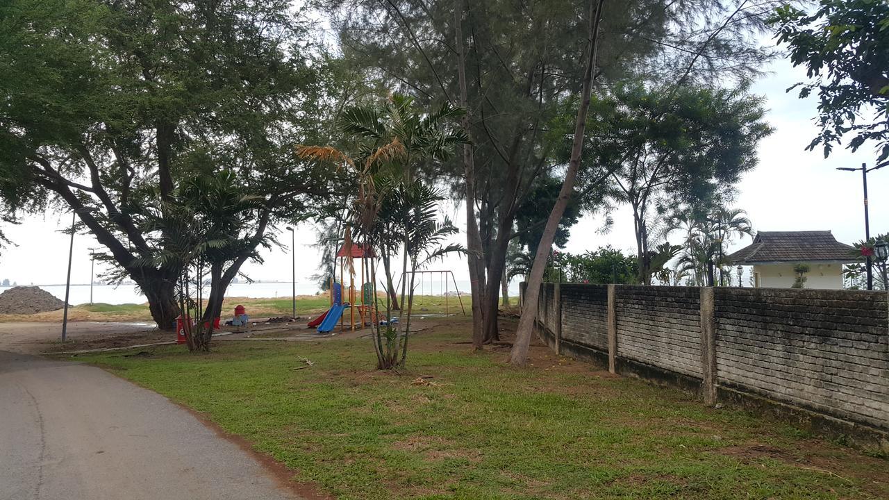 Beachfront With Pool * Malacca
