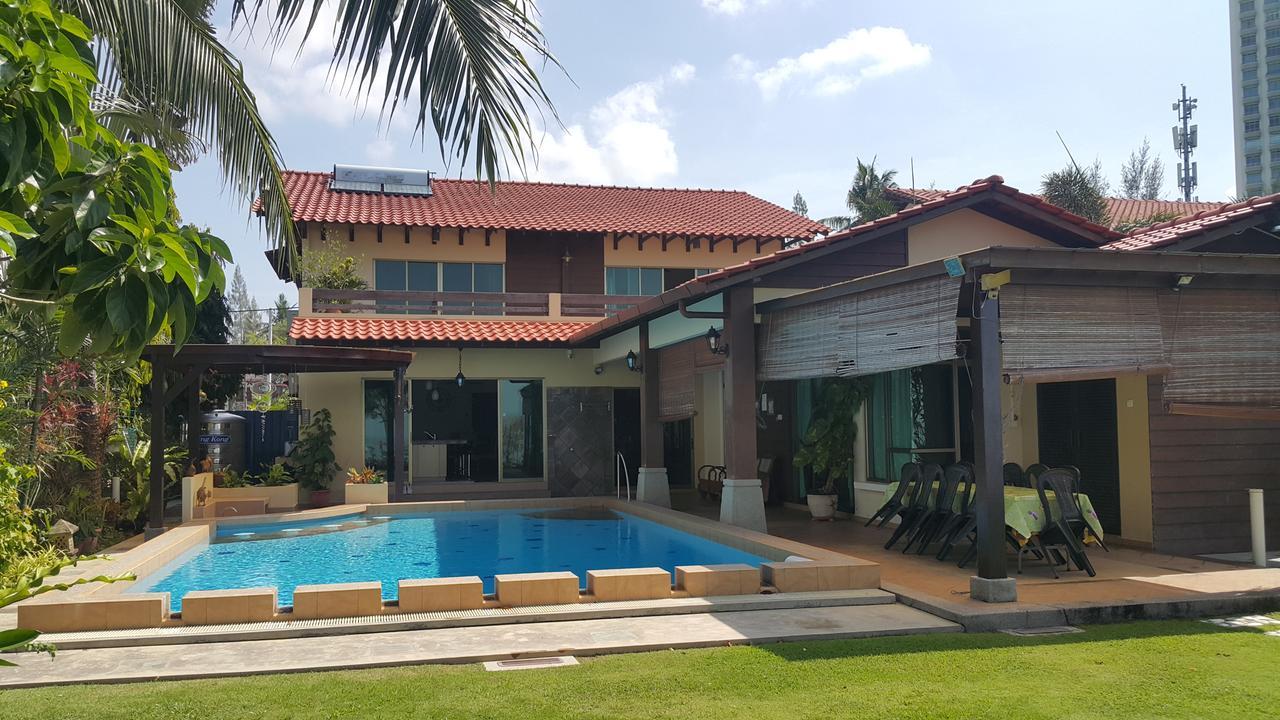 Beachfront With Pool Vila *