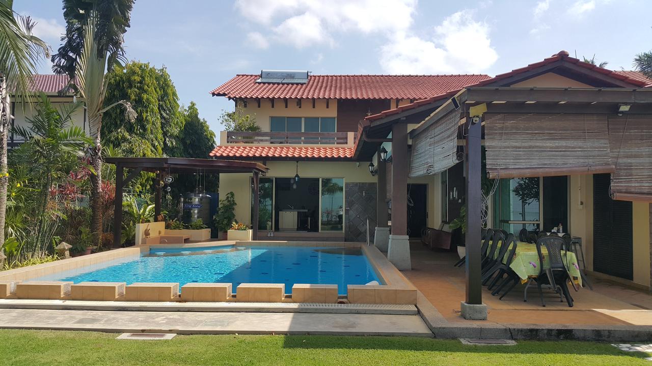 Beachfront With Pool Vila *