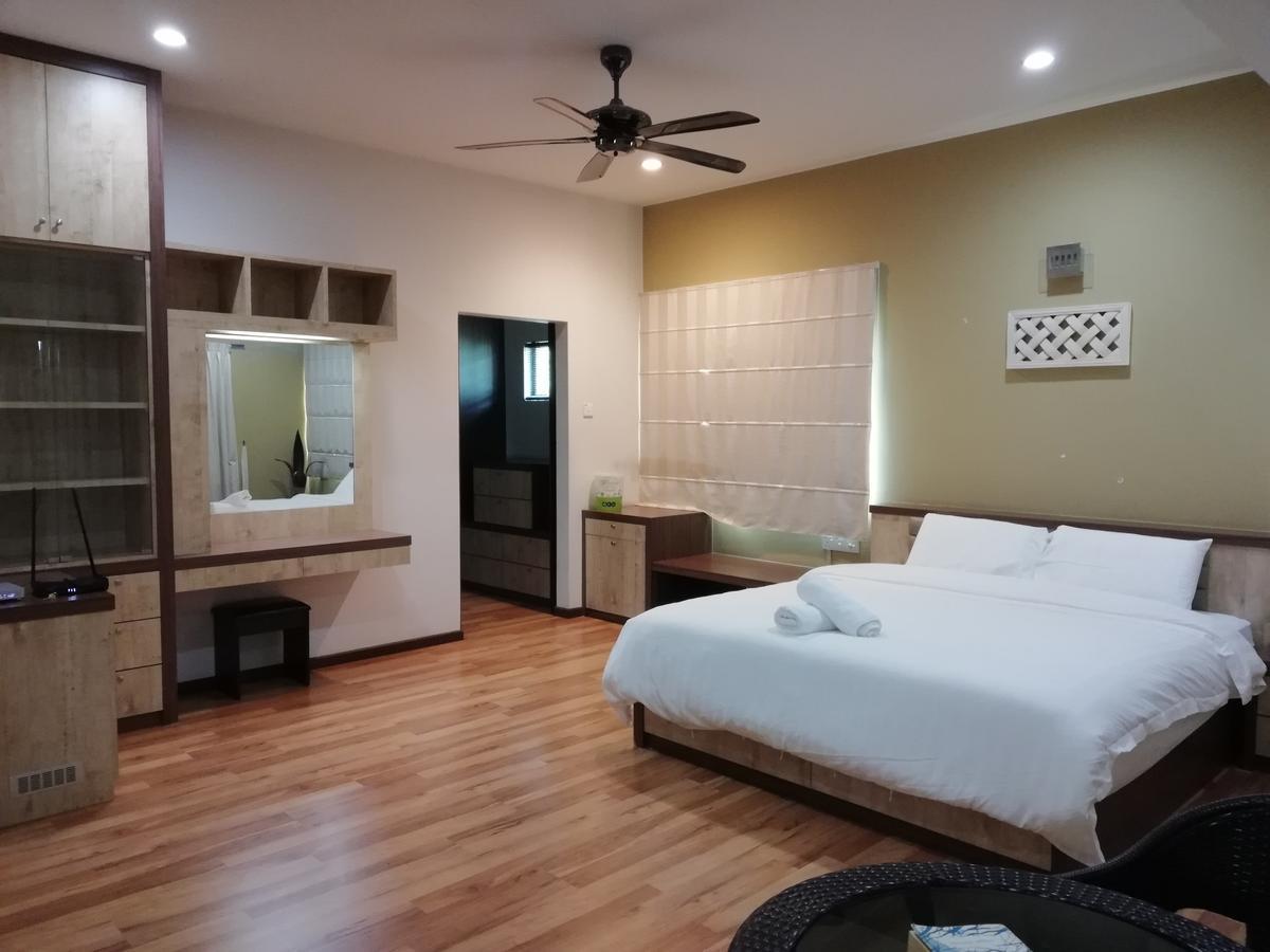 Beachfront With Pool Vila *
